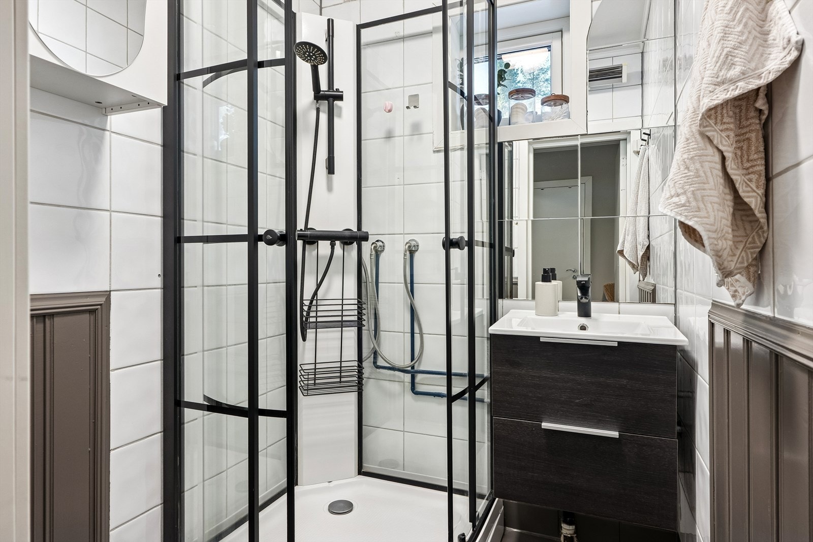 Bad med dusjkabinett. Eget toalett rom. Praktisk. Galleribilde