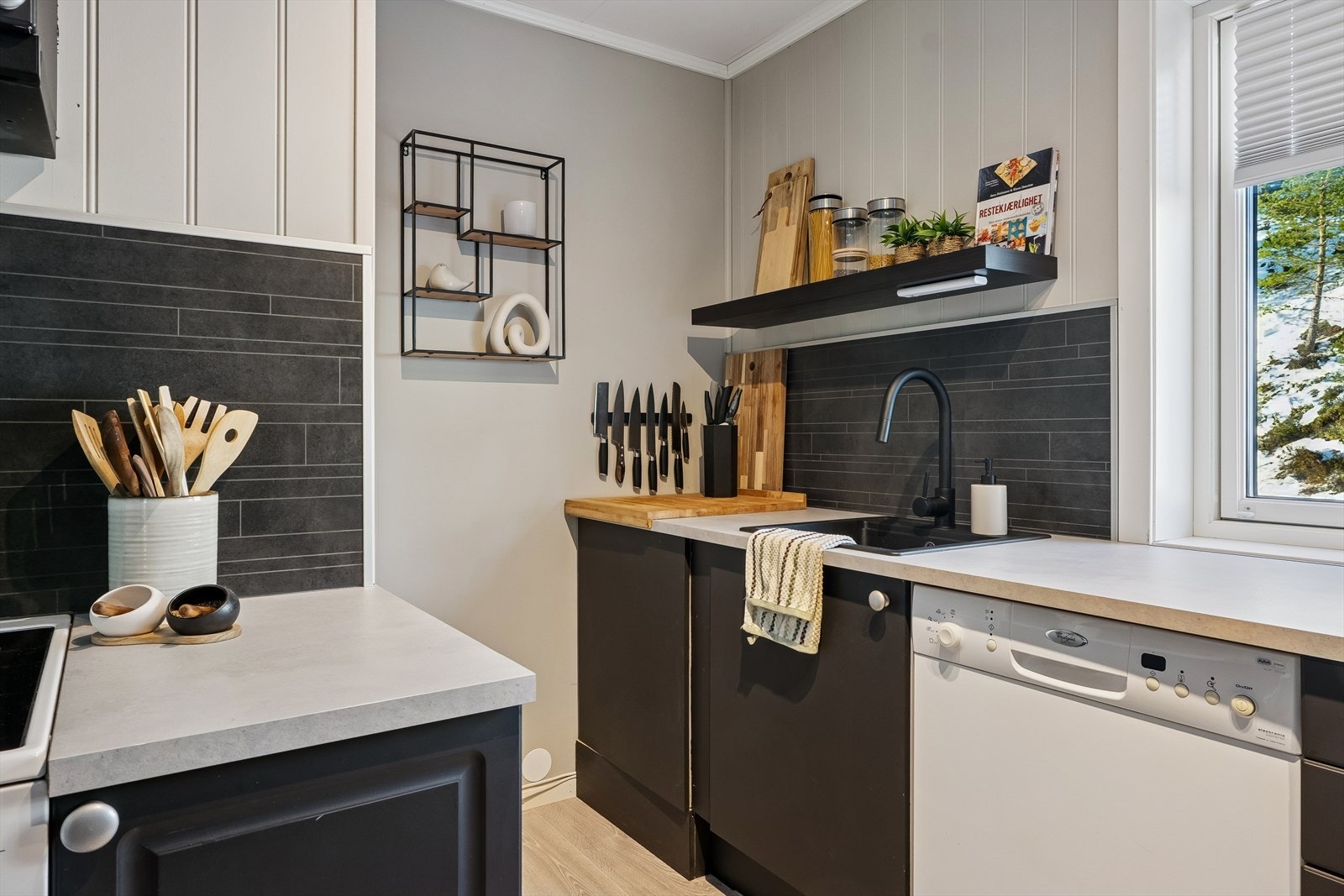 Godt med oppbevaringsplass på kjøkken Galleribilde