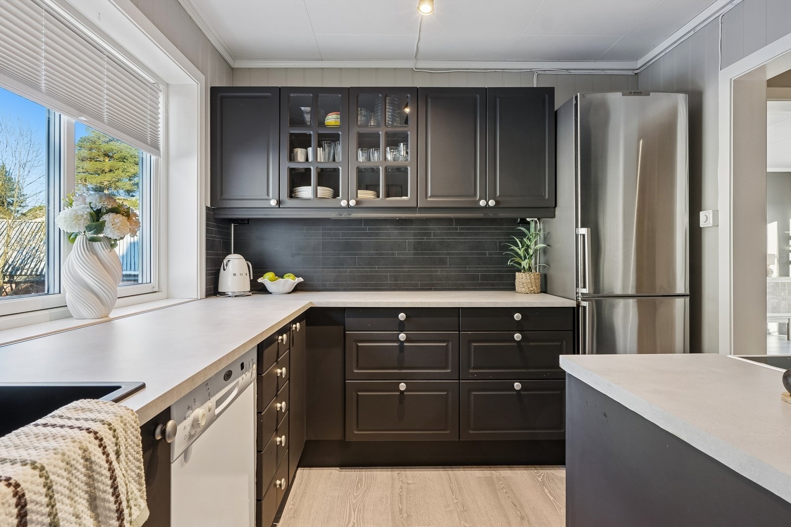 Romslig og praktisk arbeidskjøkken med mye benkeplate Galleribilde