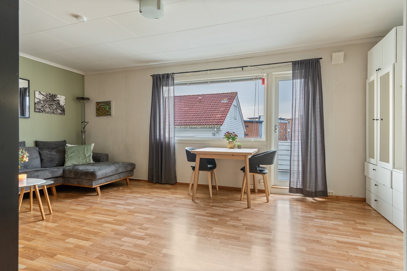 Direkte adkomst til sørvestvendt terrasse som er godt skjermet og byr på flott utsikt Galleribilde