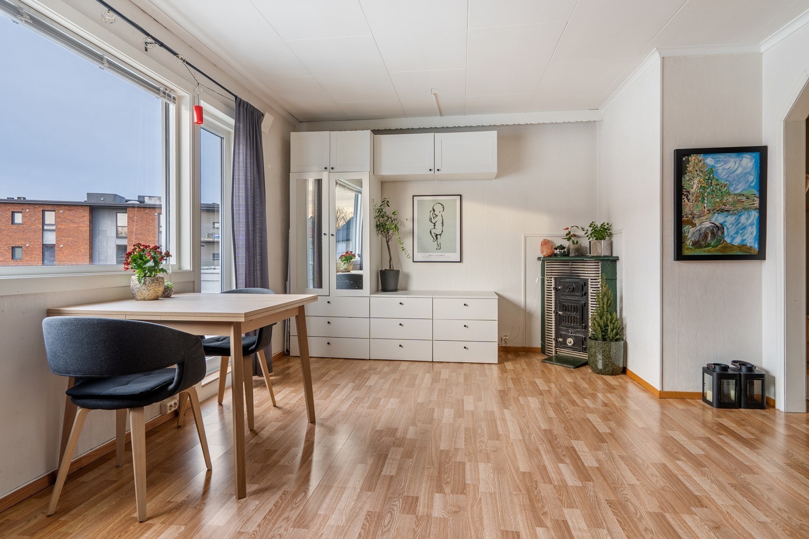 Her er det vedovn som sørger for behagelig temperatur på kjølige kvelder Galleribilde