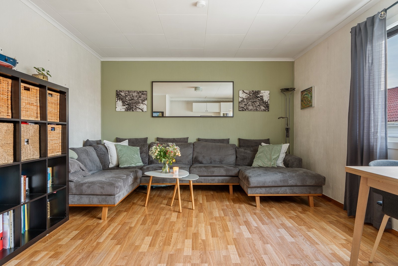 Det store oppholdsrommet byr stuen på flere møbleringsmuligheter! Galleribilde