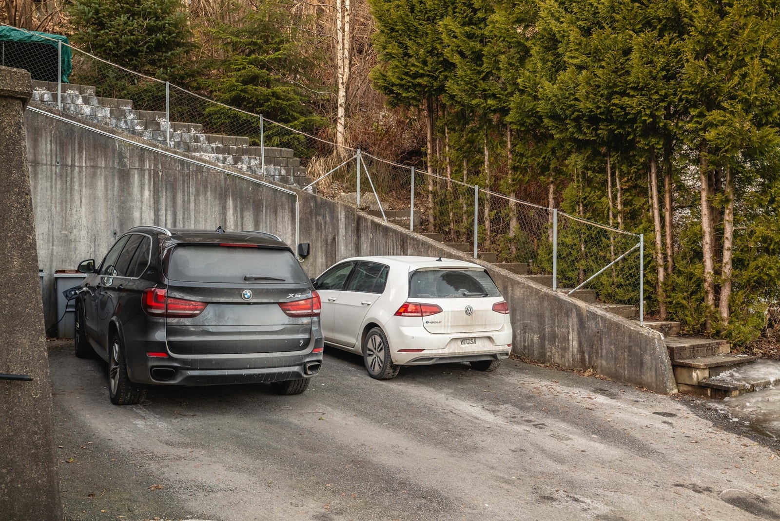 Tilhørende boligen er det en biloppstillingsplass. Galleribilde