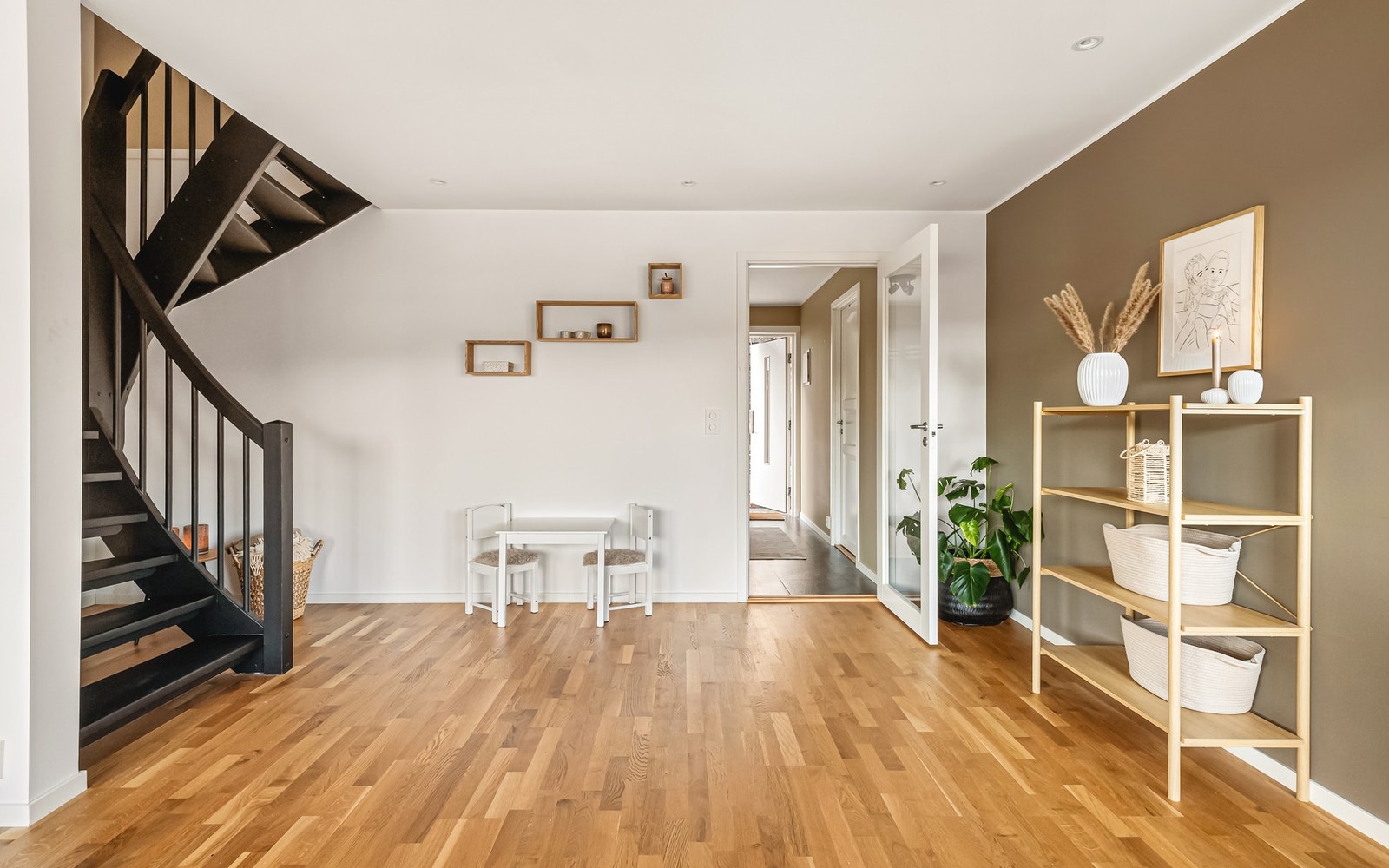 Overflatene i både stue og kjøkken ble pusset opp i 2021, og det ble lagt laminatgulv i 2023. Galleribilde