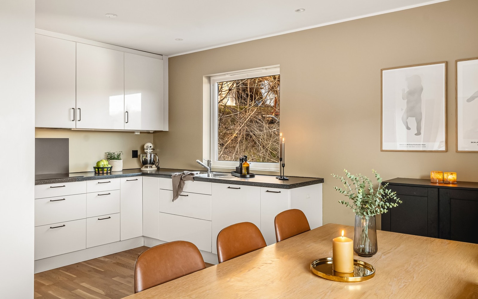 Kjøkkenet har godt med arbeids- og oppbevaringsplass. Galleribilde