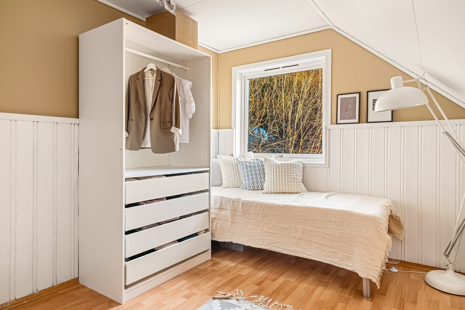 De to andre rommene har plass til seng, nattbord og garderobe. Galleribilde