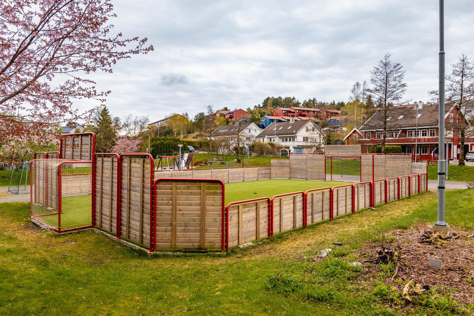 For barn og unge finnes det flere lekeplasser i nærheten, ballbinge samt fotballbane ved Bønes skole. Galleribilde