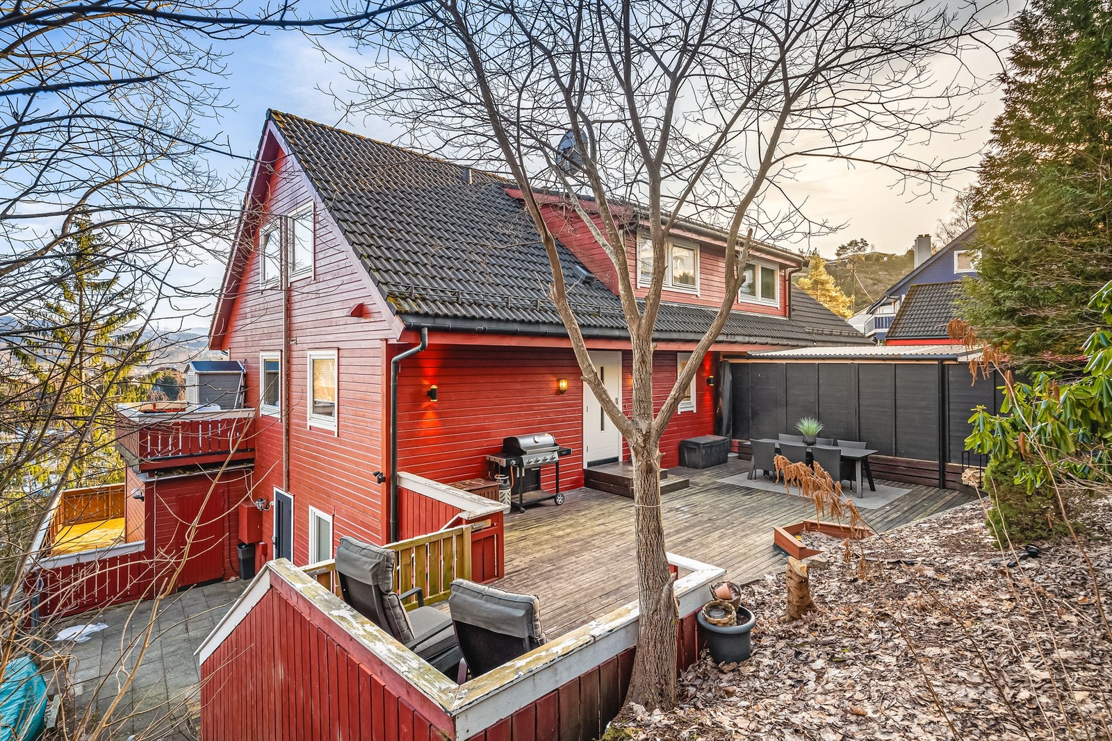 Terrassen har usjenert beliggenhet og kan innredes med spisegruppe, grill og beplantning. Galleribilde