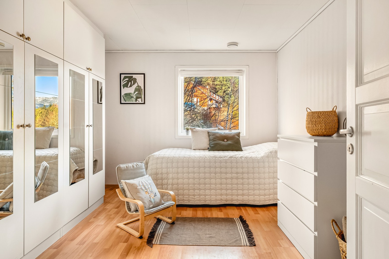 Etasjens soverom måler 12,3 m². Galleribilde