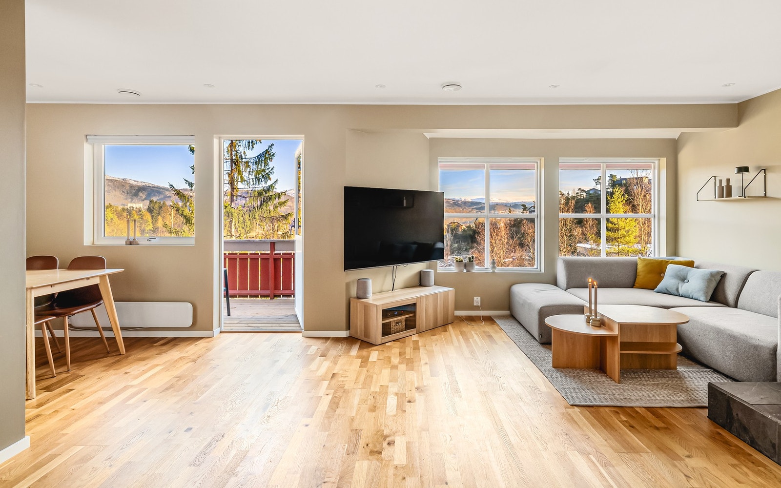 Videre inn møter du boligens hjerterom - stuen - som måler 28,5 m² Galleribilde