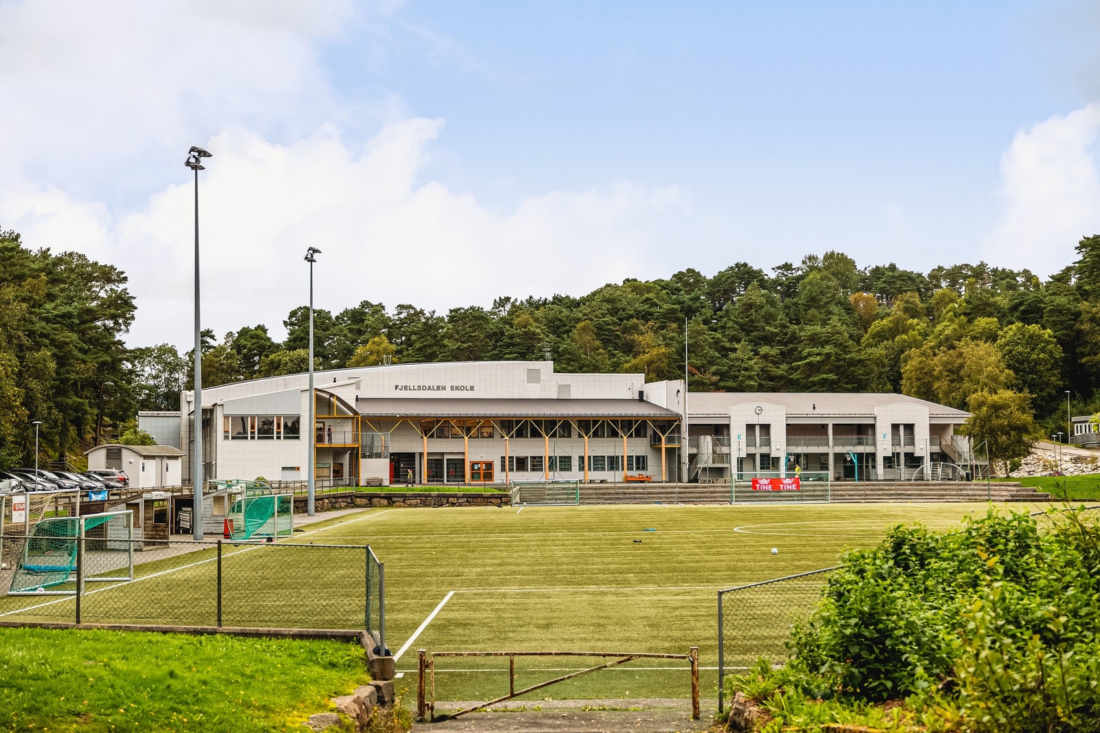 Området byr på rikelige tur- og treningsmuligheter med Langeskogen, Løvstakken og Kyrkjetangen like i nærheten, samt et bredt tilbud av treningssentre og idrettsanlegg Galleribilde