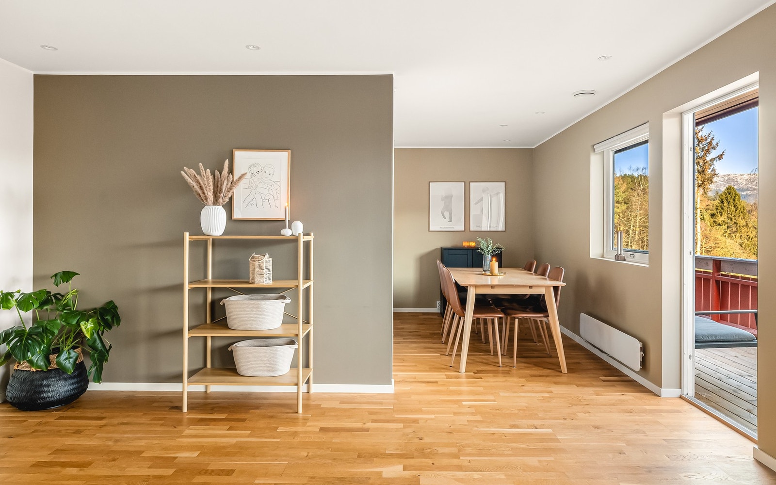 Fra stuen er det utgang til en stor østvendt terrasse på 16,7m². Galleribilde