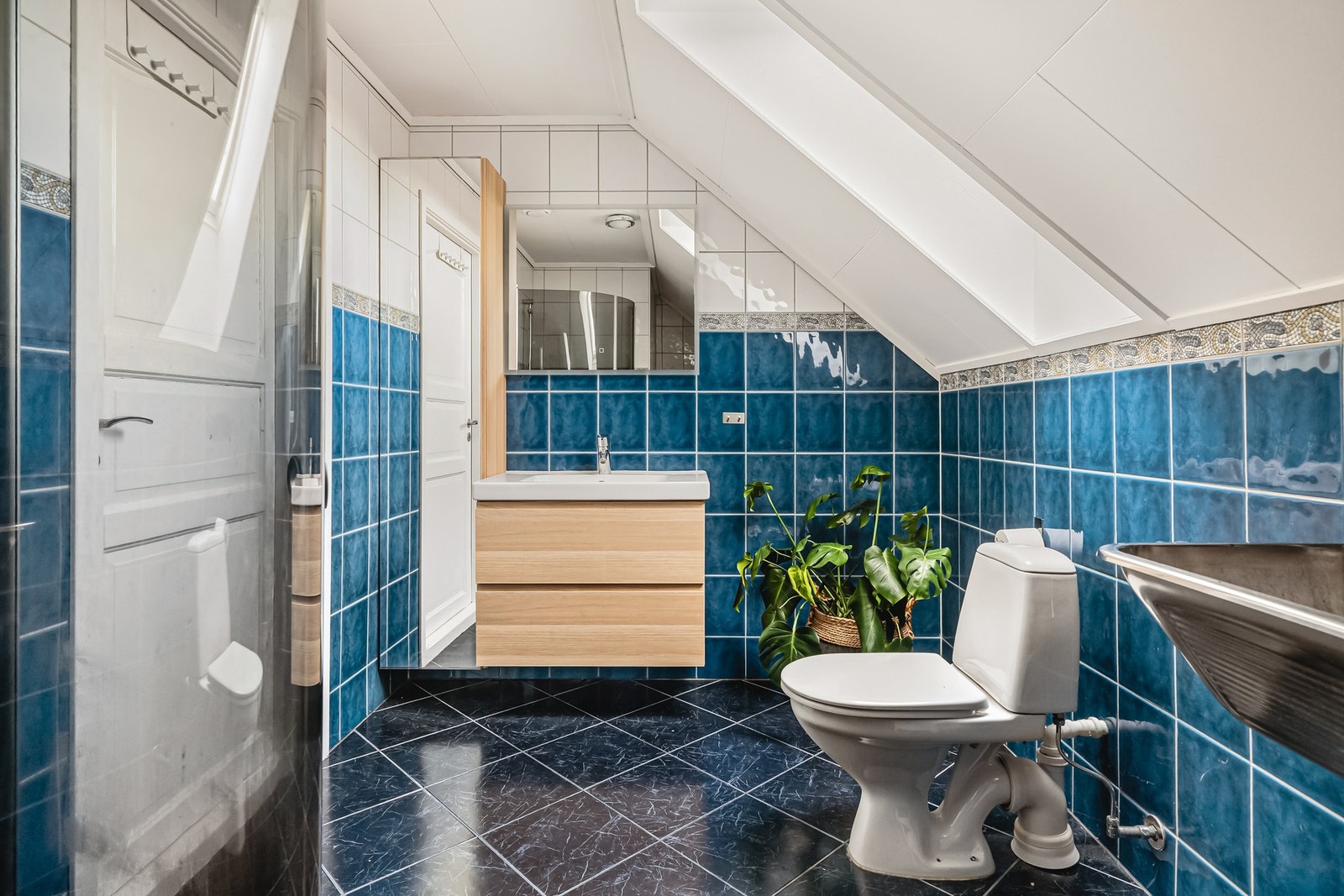 Etasjens bad måler 5,6 m². Galleribilde