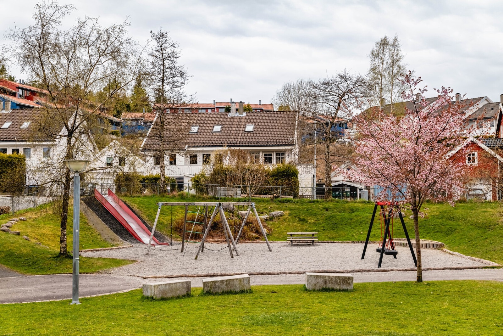 Dagligvare, barnehager og skoler ligger i nærområdet, og det er gode kollektivforbindelser med hyppige bussavganger til Bergen sentrum og Fyllingsdalen. Galleribilde