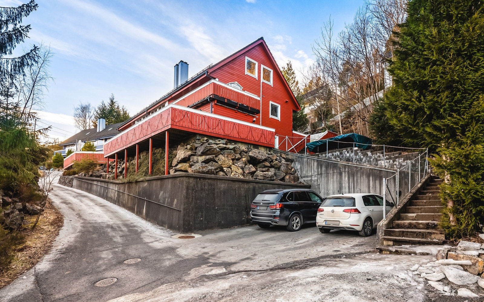 Det er ekstra muligheter for parkering ved siden av trappeoppgangen. Galleribilde