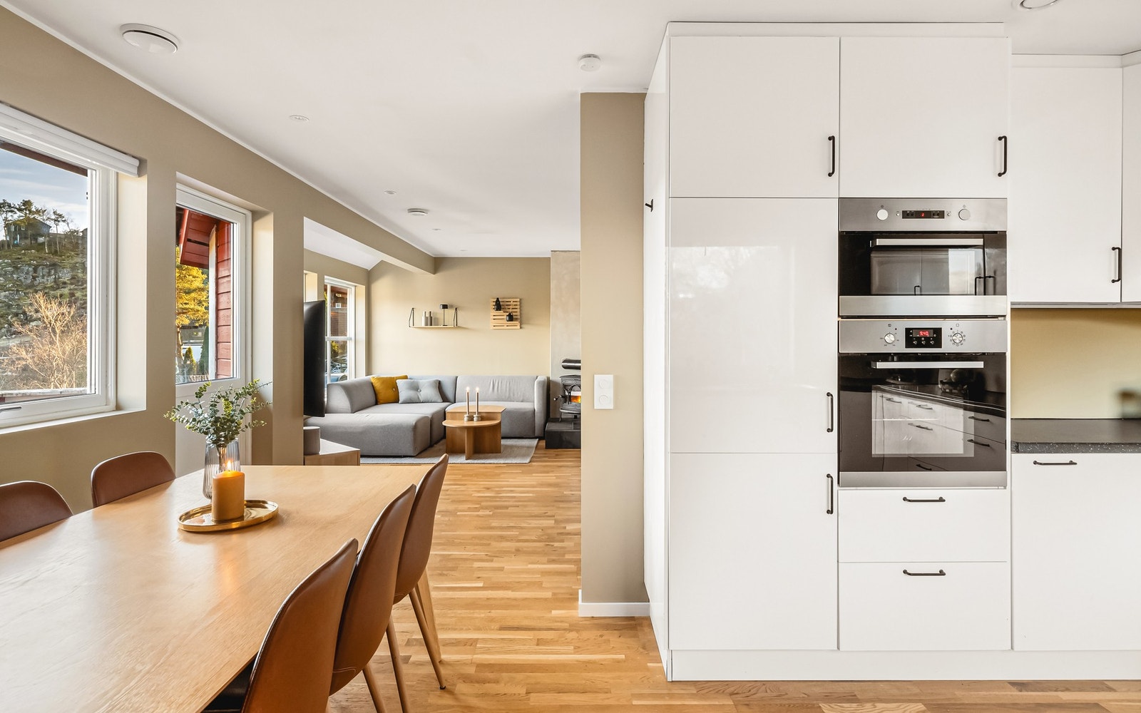 Kjøkkeninnredningen består av stilrene, slette fronter, laminat benkeplate, over benkeplaten er det benyttet malte flater, stål oppvaskkum og ventilator. Galleribilde