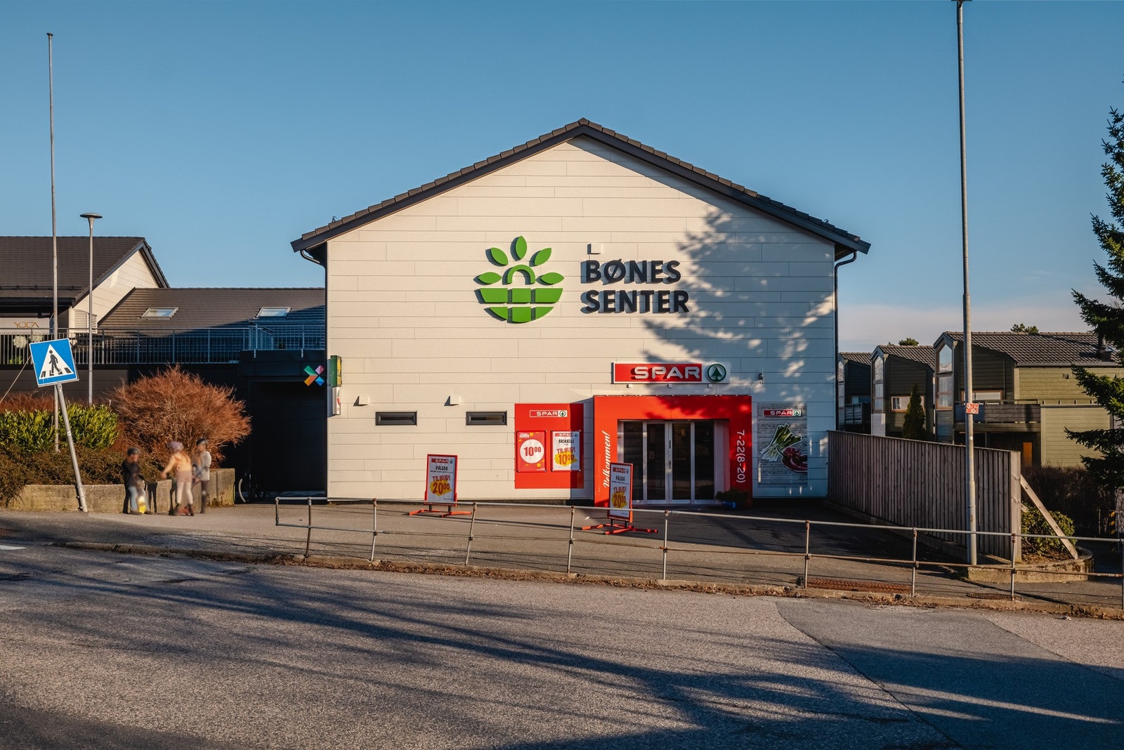 I tillegg har du også Bønes senter med Spar og Hobbybutikk i nærområdet. Galleribilde