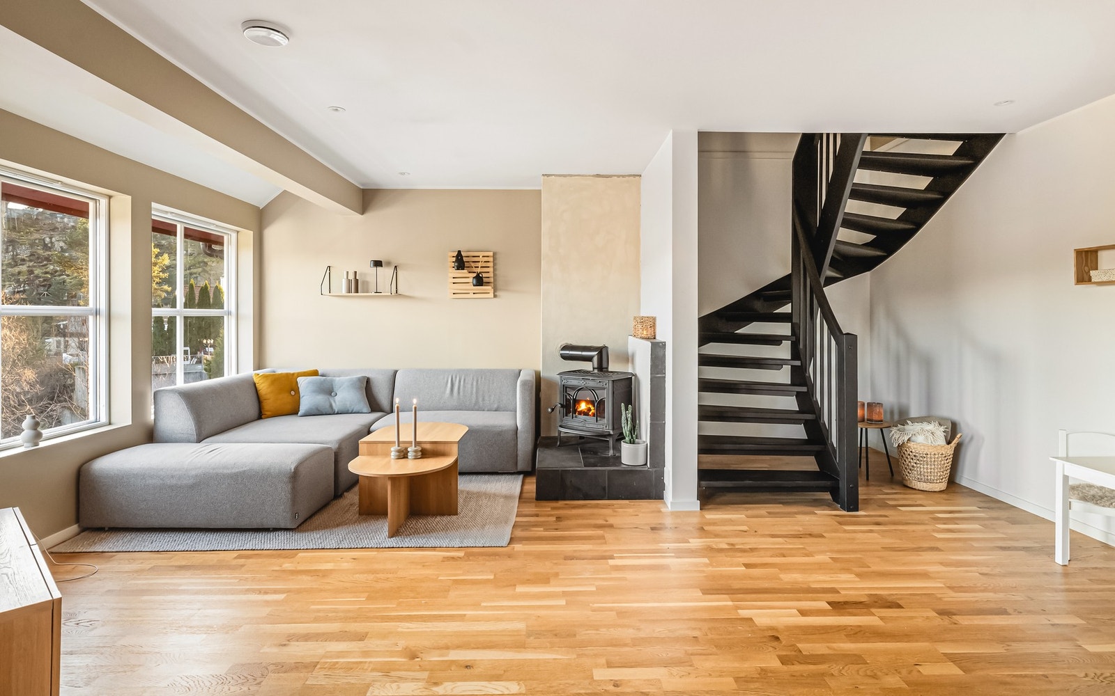 Her har du god plass til å innrede i ulike soner med både sofagruppe og et lite område for de minste. Galleribilde