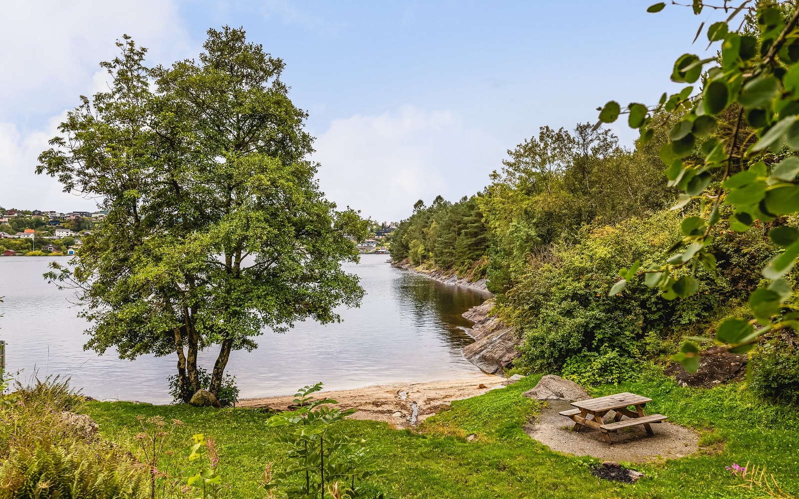 I tillegg er det kort vei til Kyrkjetangen, et populært friluftsområde med godt tilrettelagt badeplass, stupebrett, benker og bord.. Galleribilde