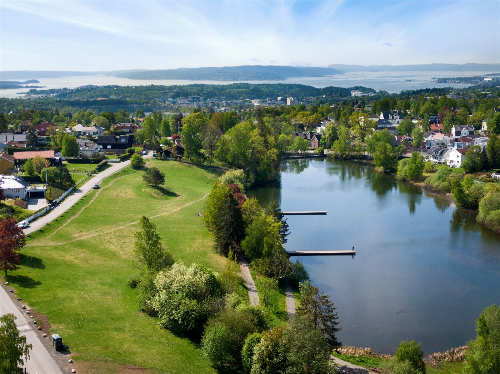 Holmendammen - En liten spasertur ned fra leiligheten. Ved gressbanen har det åpnet ny Meny og Apotek. Galleribilde