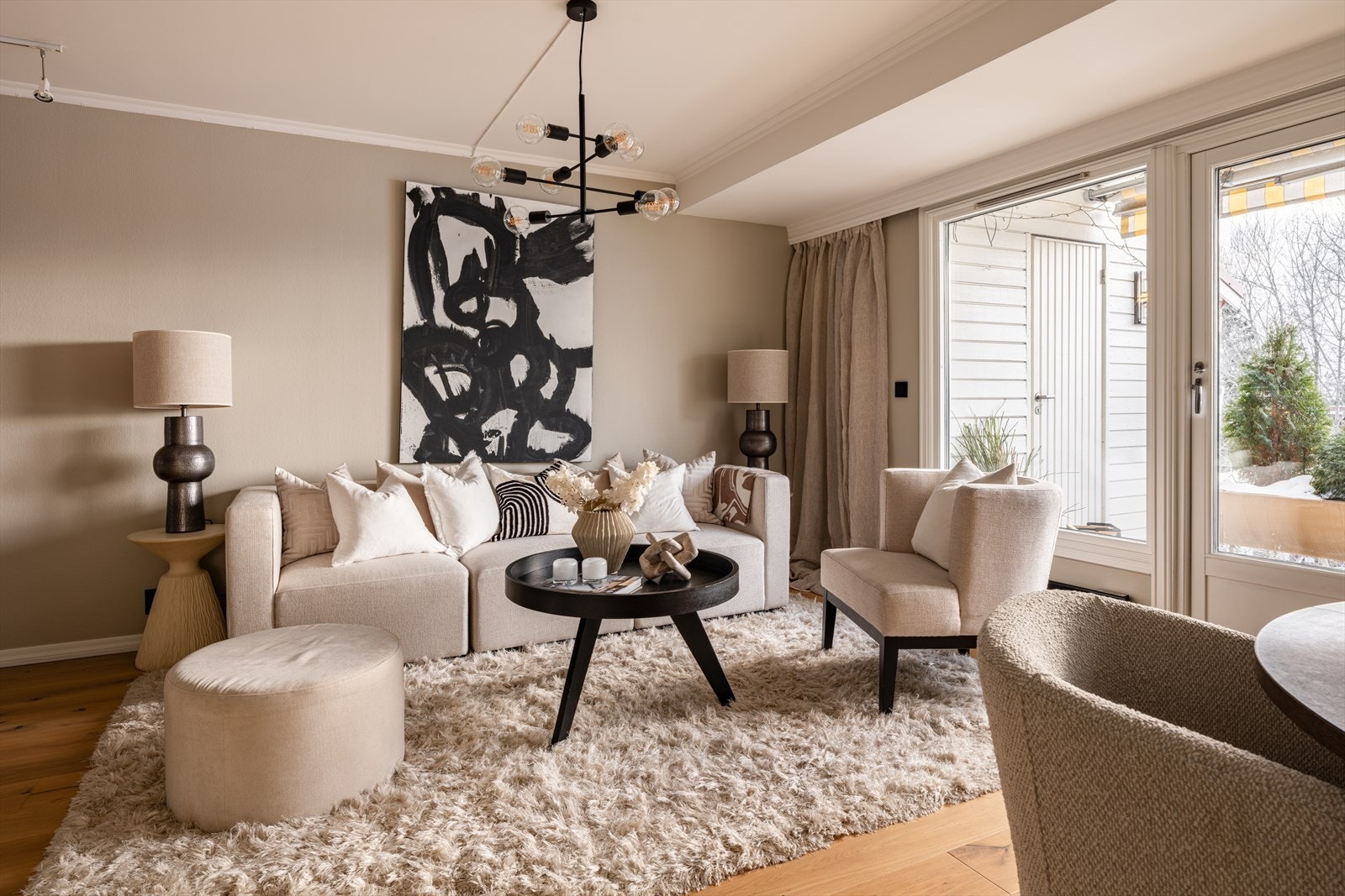 Det er god plass til sofagruppe med tilhørende møblement som sofabord og tv-benk. Galleribilde