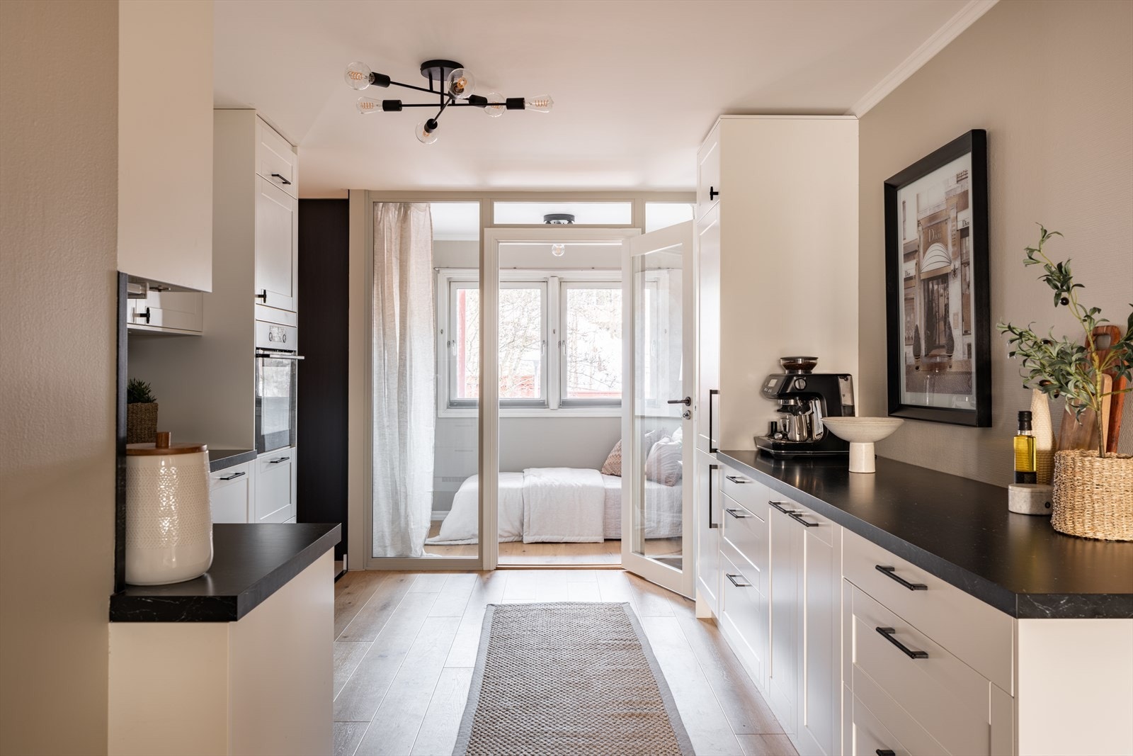 Glassdør og vegg sikrer optimale lysforhold gjennom hele boligen. Galleribilde