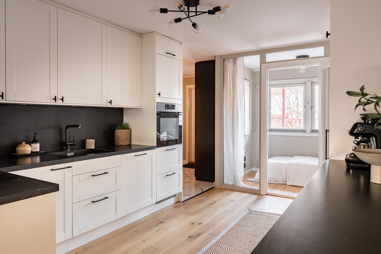 Leiligheten er i stor grad pusset opp i senere tid, og fremstår velholdt og gjennomført. Galleribilde