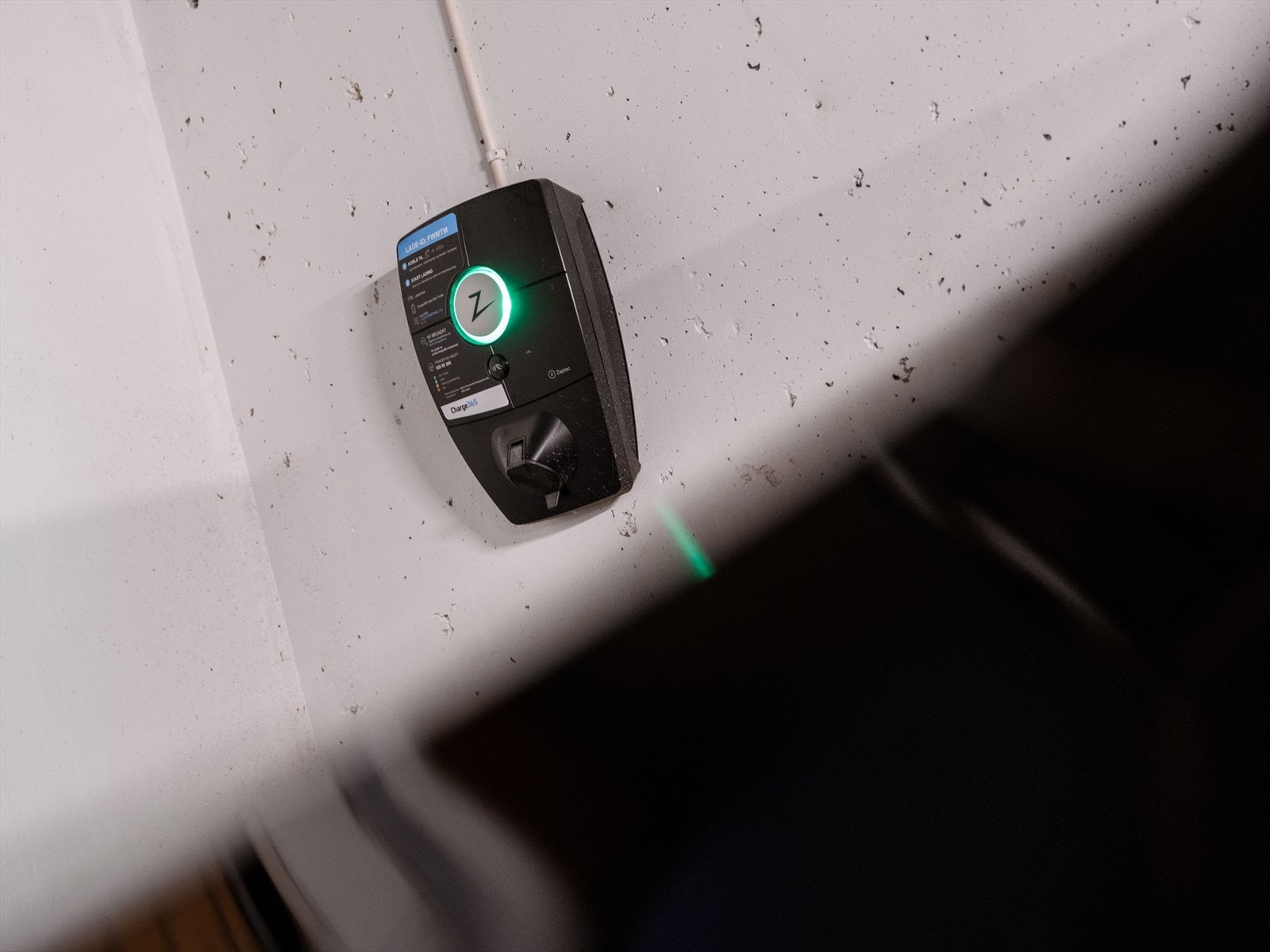 Det er montert lader på parkeringsplassen. Det er i tillegg bod foran parkeringsplassen på ca. 2,8 kvm. Galleribilde