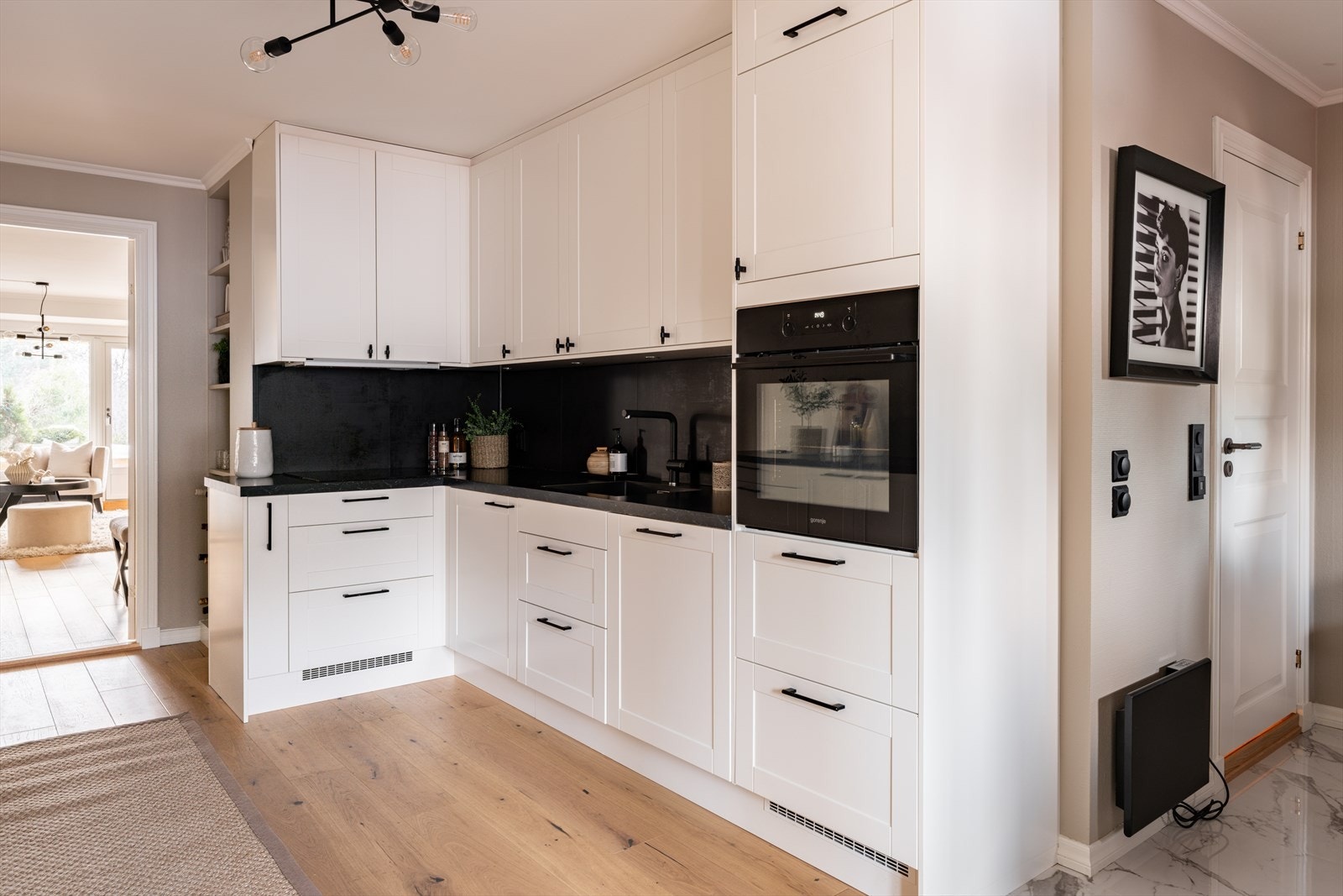 Det er integrerte hvitevarer fra 2021 med kjøleskap, fryseskap, oppvaskmaskin, platetopp og stekeovn. Det er avtrekk via mekanisk avtrekksanlegg. Galleribilde