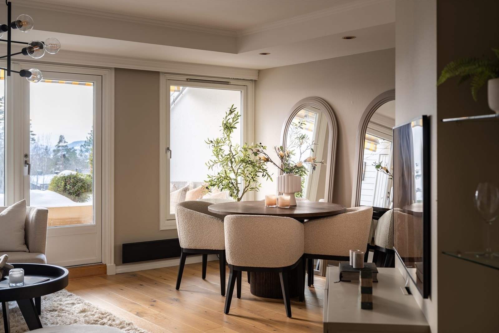 Stuen har store vindusflater og balkongdør som sikrer godt innslipp av naturlig lys. Galleribilde