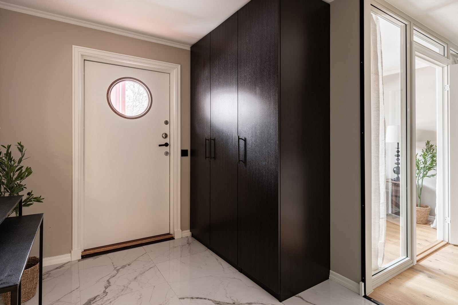 I gangen er det stort garderobeskap for oppbevaring av sko og yttertøy. Galleribilde