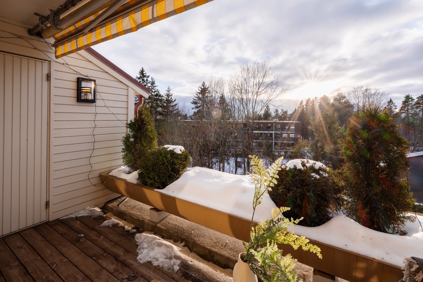 Fra stuen er det utgang til en overbygd, sydvestvendt terrasse på ca. 7,6 kvm. Galleribilde