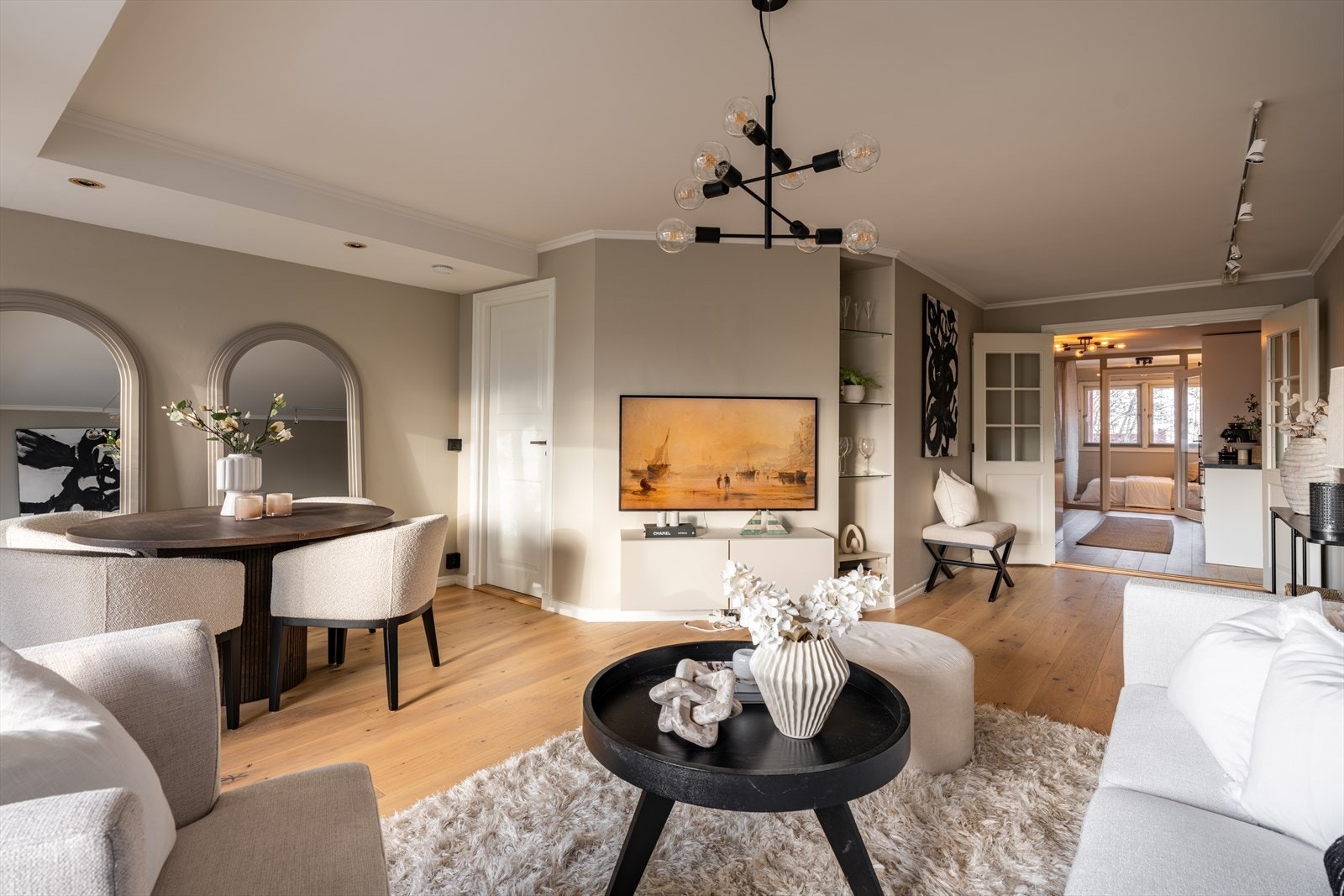 Det er godt plass til stor spisegruppe. Galleribilde