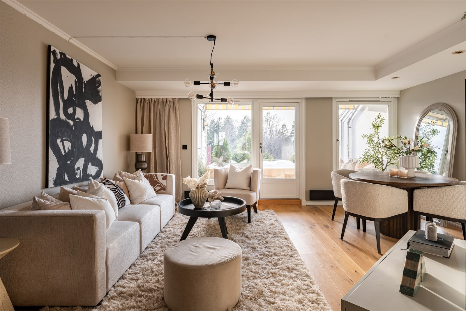 Leiligheten har en åpen og innbydende stue. Galleribilde