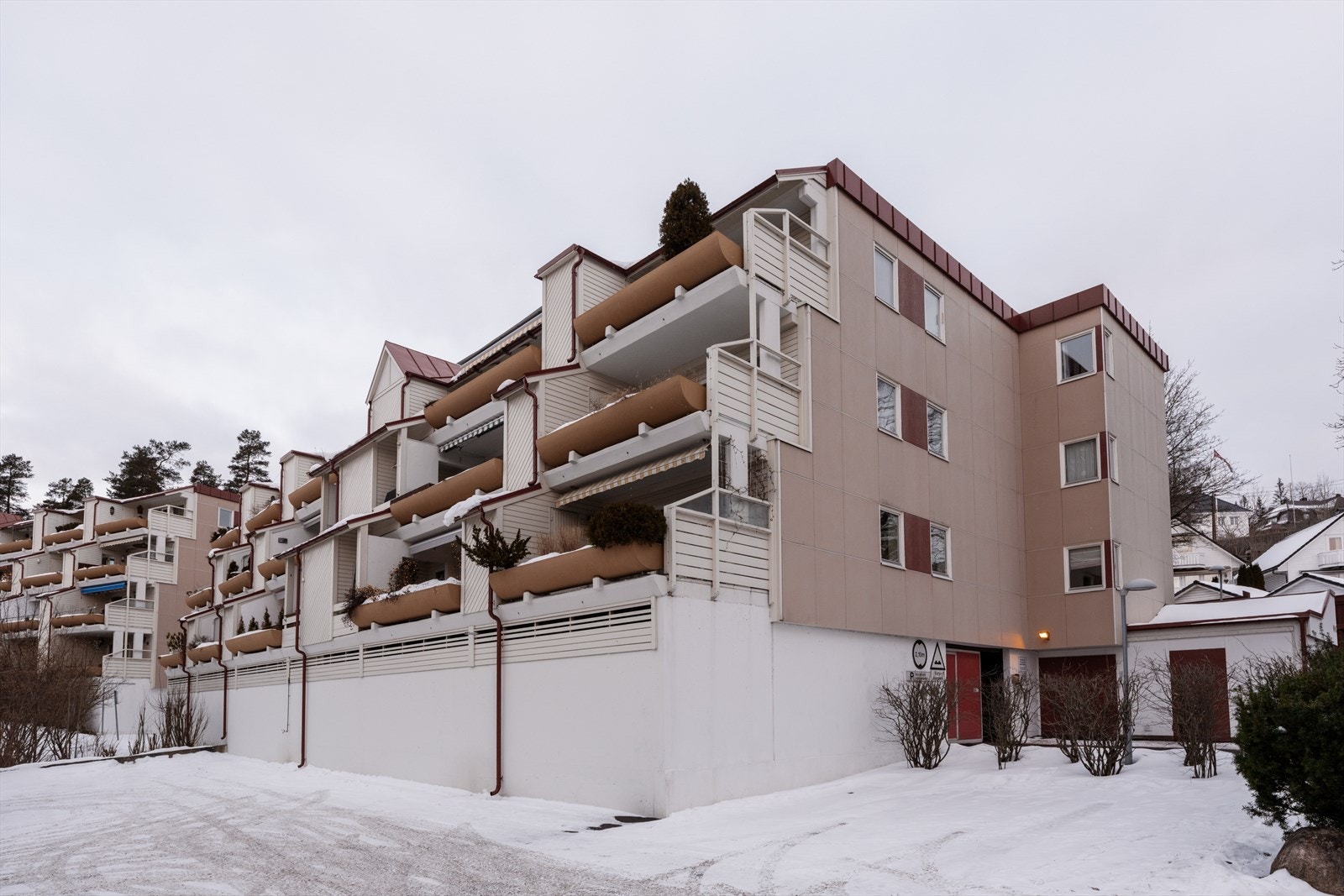 Det er stor gjesteparkering med plass til ca 10 biler, i tillegg er det 3 gjesteparkeringer mellom blokkene A og B. Galleribilde