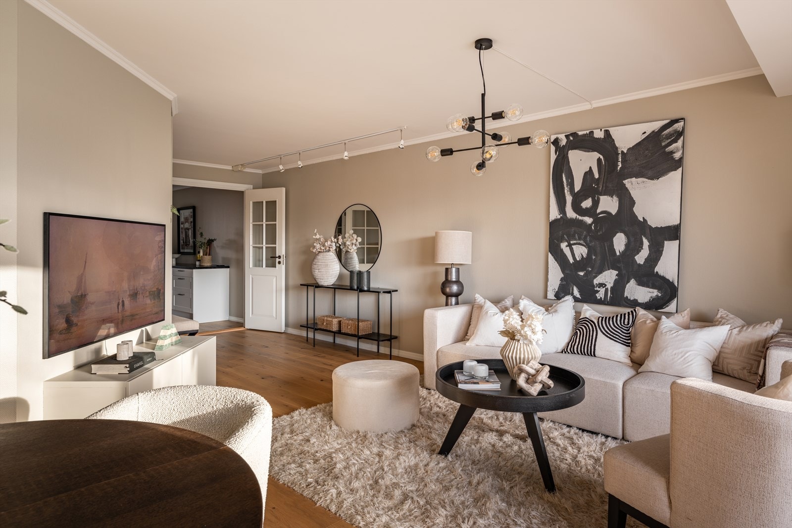 Planløsningen oppleves naturlig, som gjør innredningsjobben enkel. Galleribilde