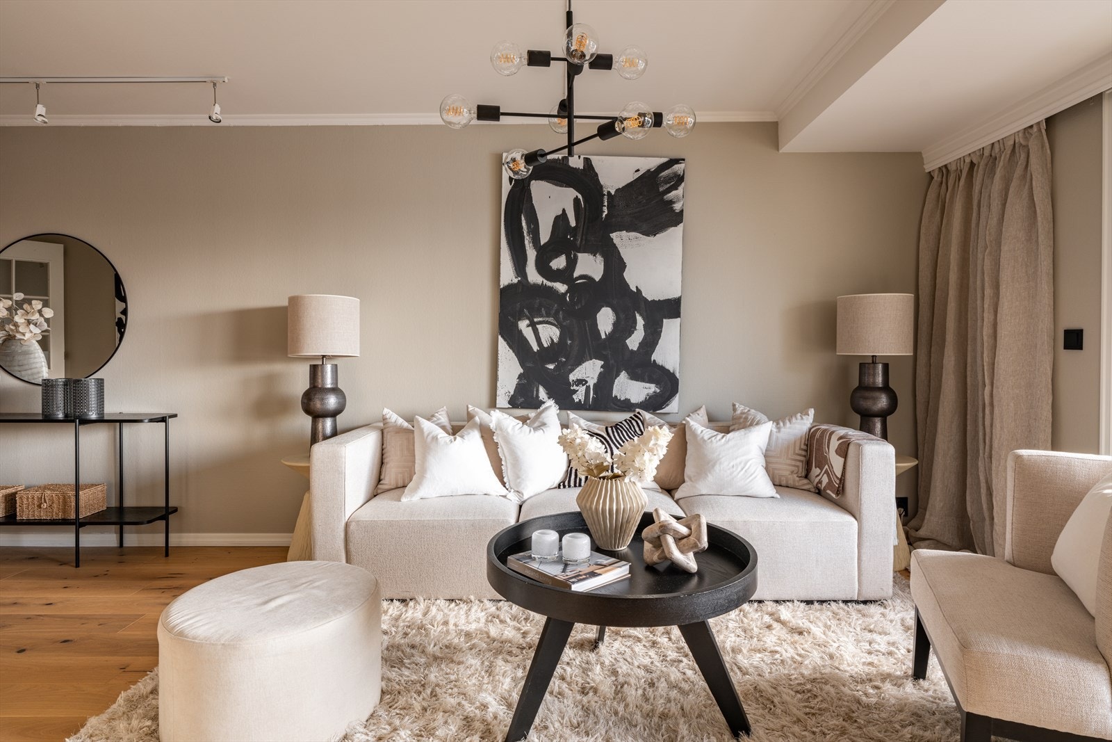 Leiligheten har stilrene overflater med pen, enstavs eikeparkett lagt i 2021 og veggene er holdt i lune, behagelige fargetoner. Veggene er malt i 2026. Galleribilde