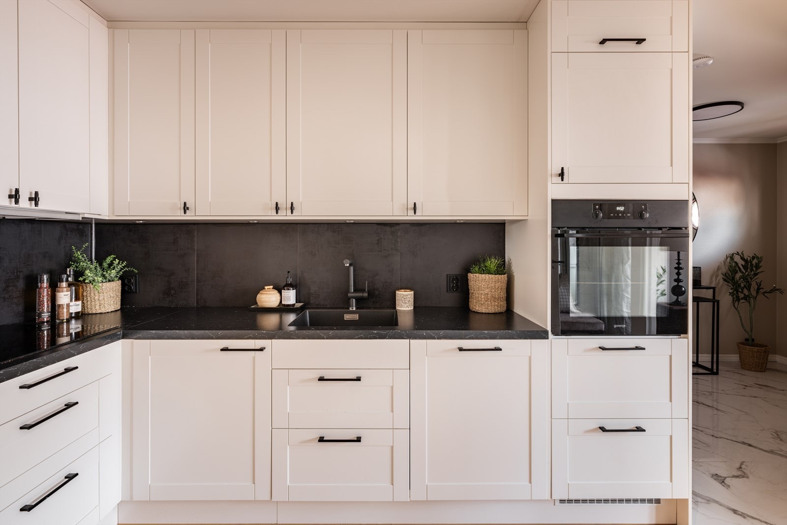 Kjøkkenet har rikelig med lagringsplass i benkeskap, overskap og skuffer. Galleribilde