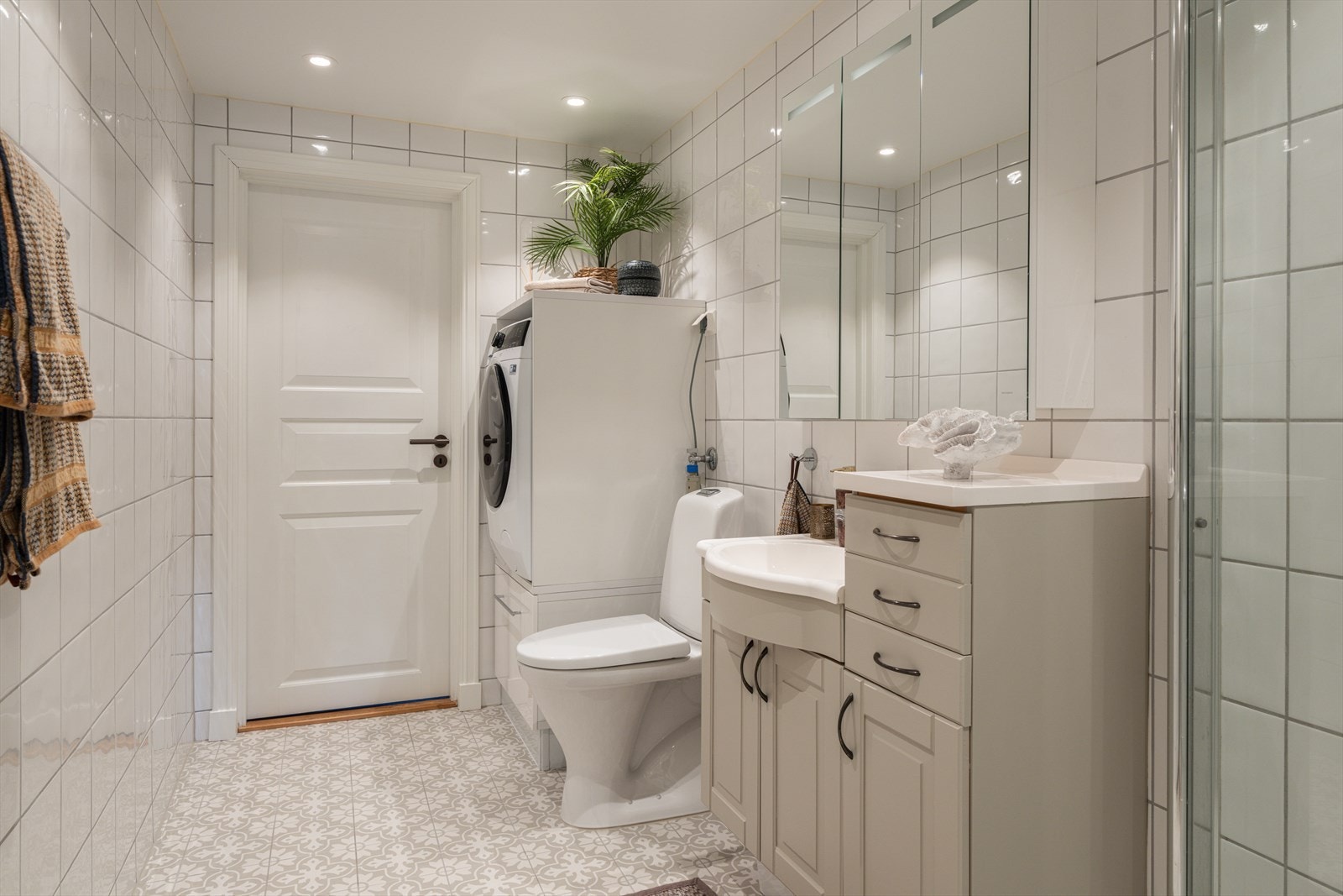 Rommet er utstyrt med toalett, dusjhjørne og baderomsinnredning med skuffer, nedfelt servant og vegghengt speil. Galleribilde