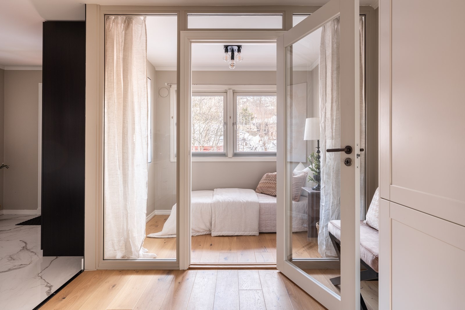 Soverommet har adkomst fra kjøkkenet. Ut fra soverommet blir det som en grønn vegg fra trærne på sommeren. Galleribilde