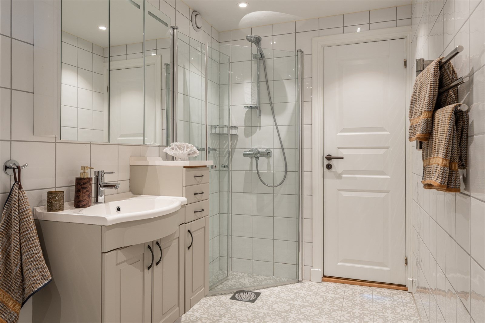 Badet har flislagte overflater, elektrisk gulvvarme og downlights i himling. Galleribilde