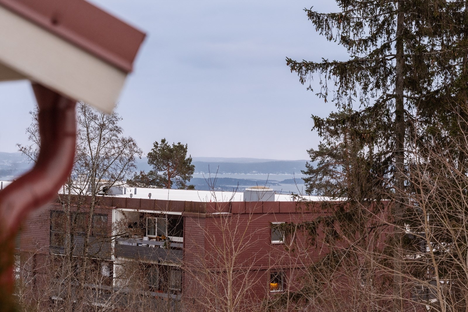 Balkongen har hyggelig utsikt og sjøgløtt. Her er det ingen innsyn eller sjenerende gjenboere. Galleribilde