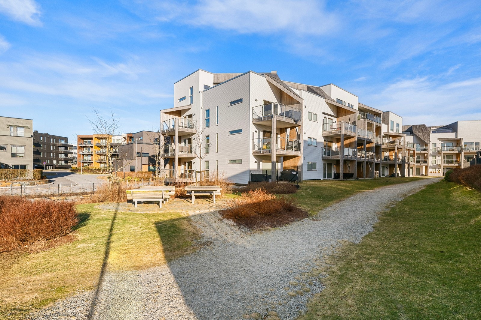 Parkering i felles garasje med opplegg for elbillading Galleribilde