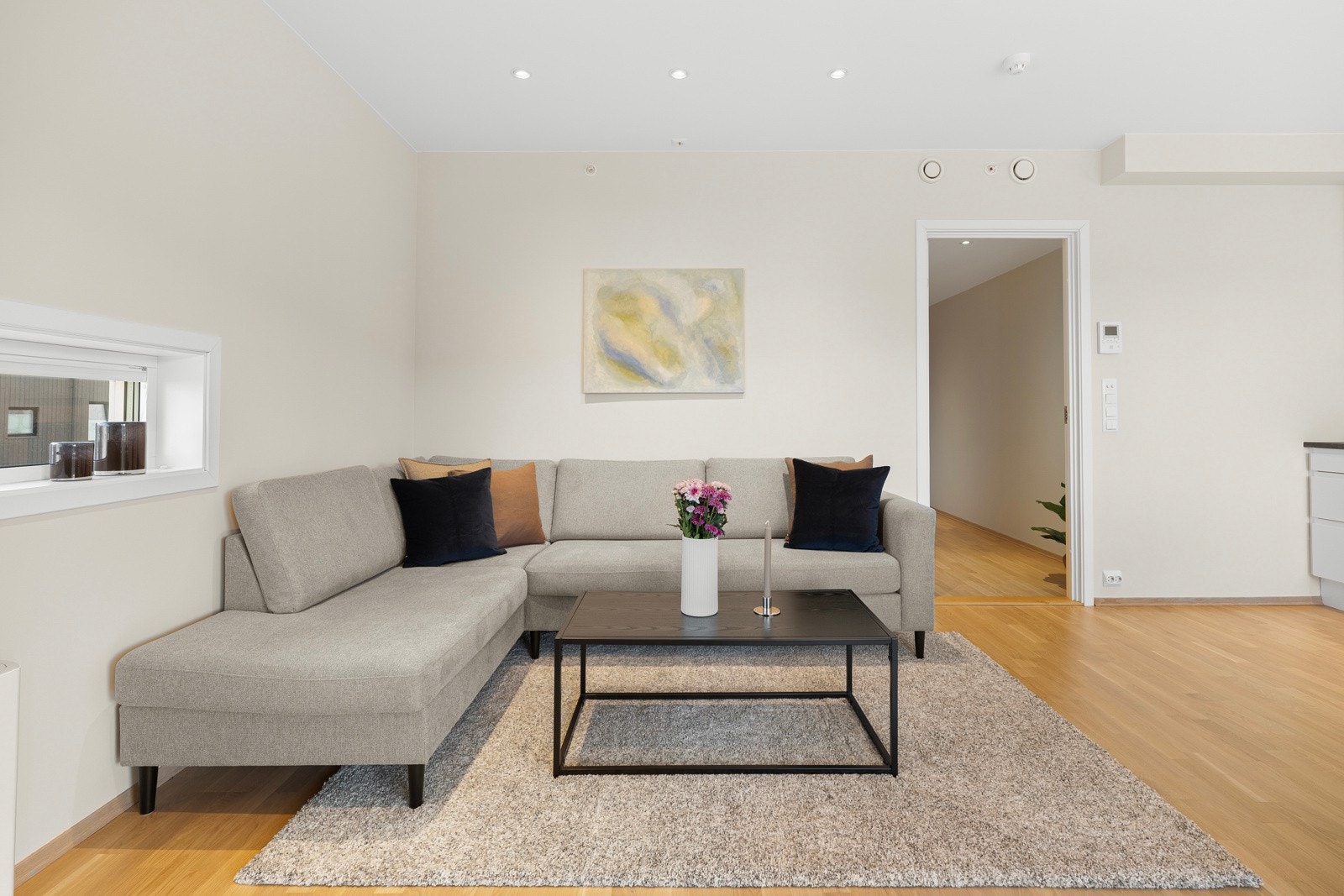 Allrommet har god takhøyde og rom for ulike møbleringsløsninger Galleribilde