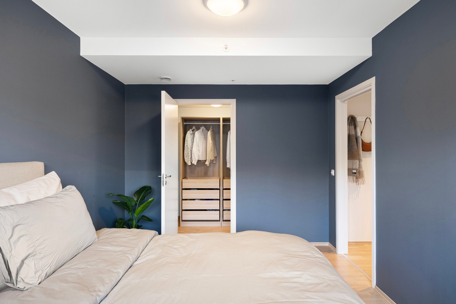 Soverommene har rolige fargetoner som gir en dempet atmosfære Galleribilde