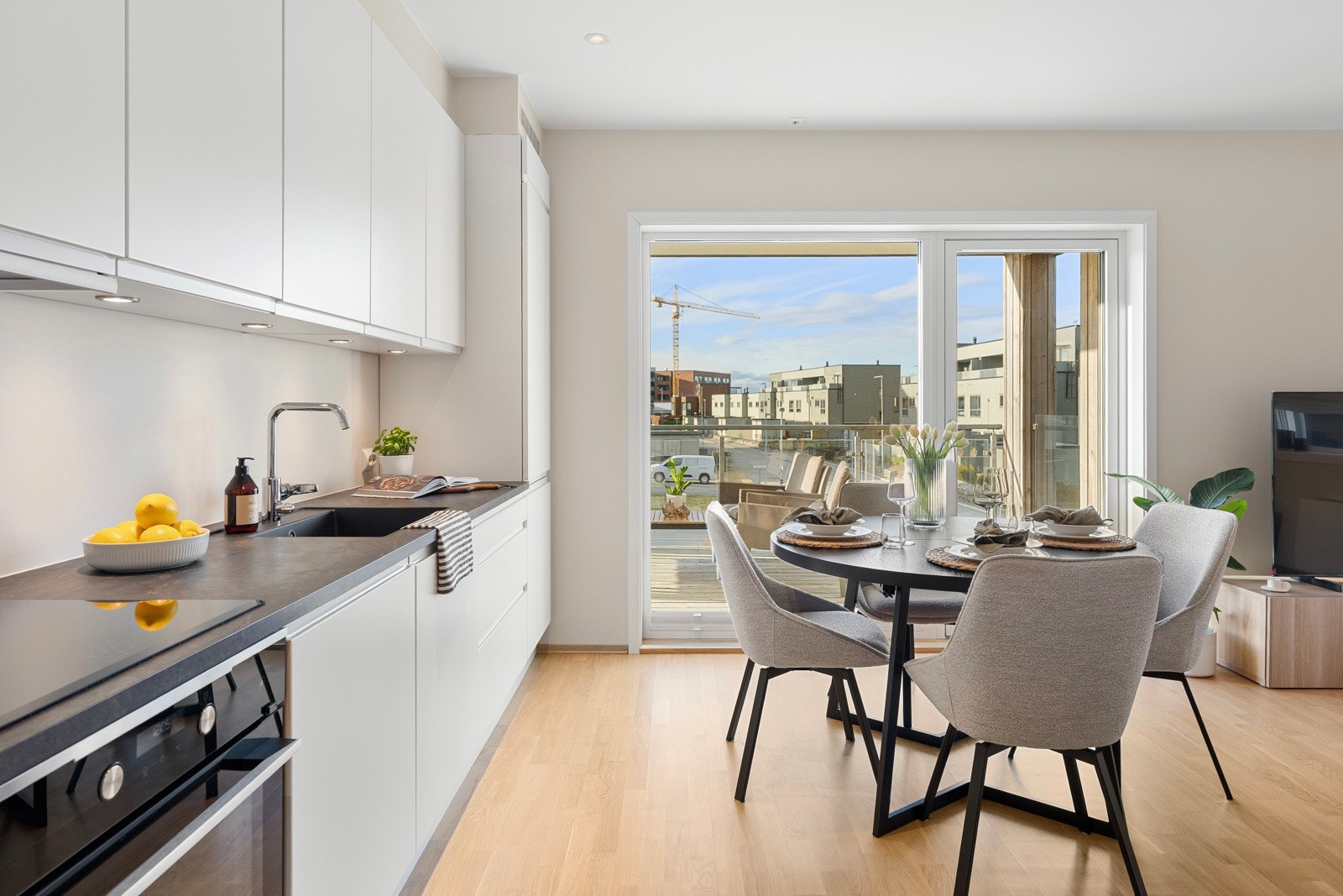 Moderne kjøkkeninnredning med integrerte hvitevarer som medfølger handelen Galleribilde