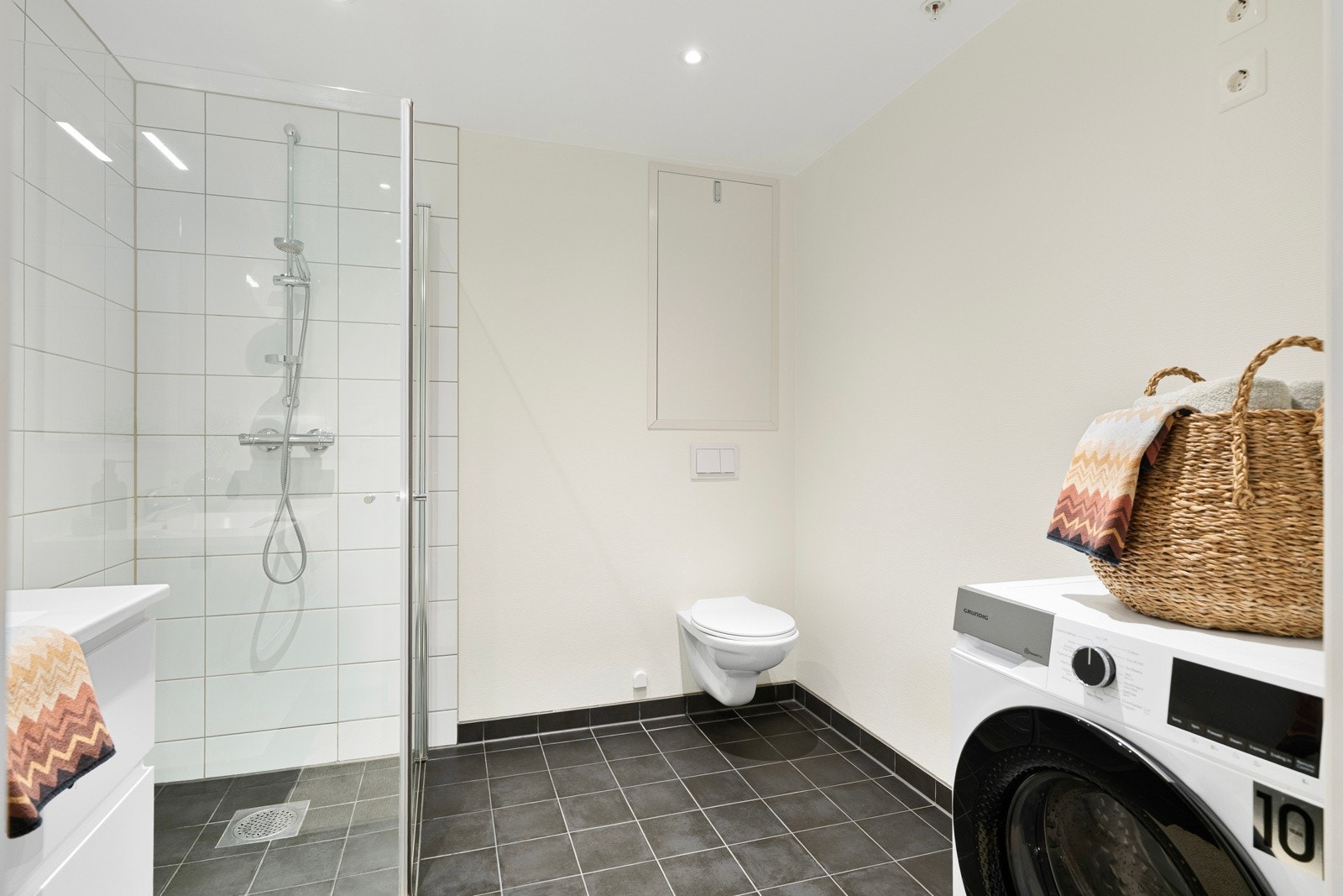 Det er opplegg for vaskemaskin og plass til oppbevaring Galleribilde