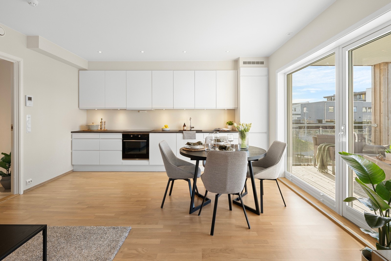 Store vindusflater gir godt lysinnslipp og en behagelig romfølelse Galleribilde