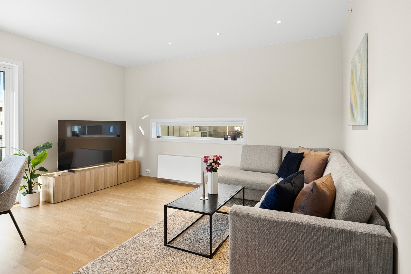 Parkettgulv gir et gjennomgående uttrykk i boligen Galleribilde