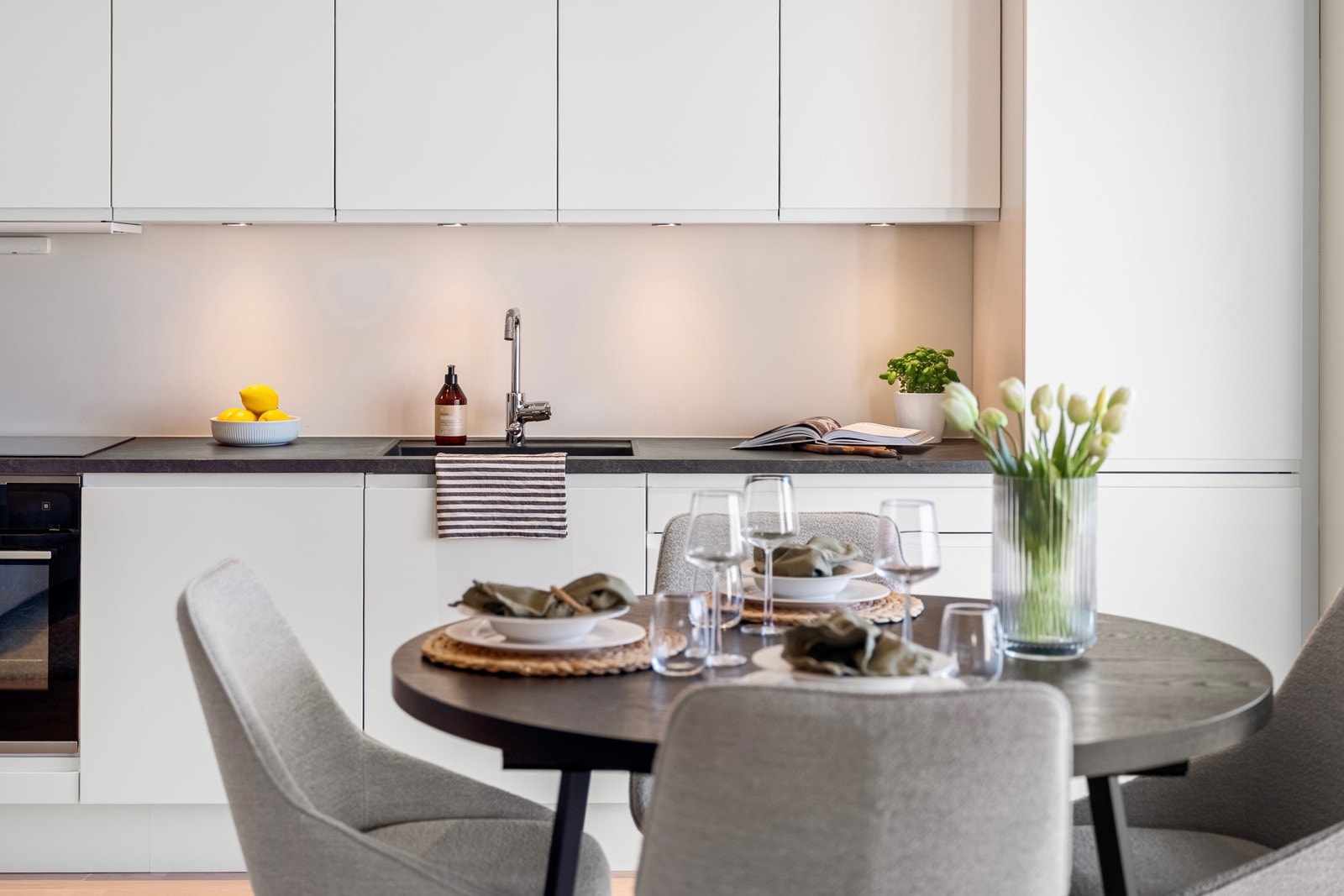 God skap- og benkeplass med godt arbeidslys under overskapene Galleribilde